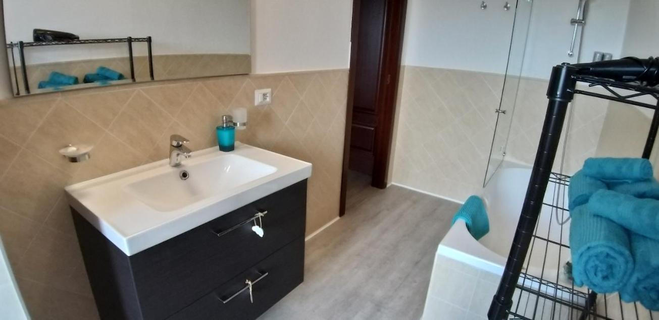 Appartement Casa Rosy - Stanza Privata Con Bagno Esclusivo E Parcheggio Gratuito à Porto Torres Extérieur photo